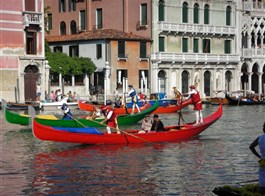 Benátky, ostrovy, slavnost gondol Regata Storica a 61. La biennale di Venezia s koupáním 2026  Itálie - Benátky - slavnost gondol na Grand Canale v Rialtu