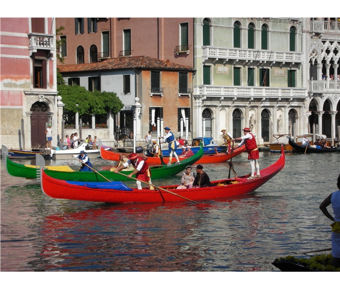 Benátky, ostrovy, slavnost gondol s koupáním 2023 - Itálie - Benátky - slavnost gondol na Grand Canale v Rialtu