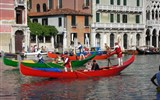 Benátky, ostrovy, slavnost gondol s koupáním a Bienále architektury 2023 - Itálie - Benátky - slavnost gondol na Grand Canale v Rialtu