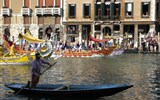 Benátky, ostrovy, slavnost gondol a Bienále s koupáním 2022 - Itálie - Benátky - slavnost gondol na Grand Canale