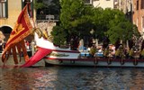 Benátky, ostrovy, slavnost gondol a Bienále 2021 - Itálie - Benátky - slavnost gondol na Grand Canale