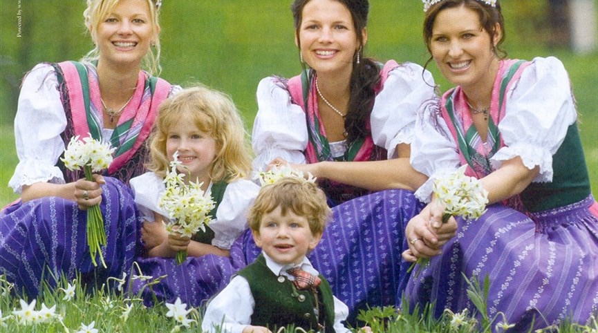 Kalkalpen, Tauplitzalm, zahrada Rakouska a Narcisový festival 2023  Rakousko - Štýrsko -Bad Aussee, Narzissenfest (Květinové korzo),  půvabné dívky a květiny patří k sobě