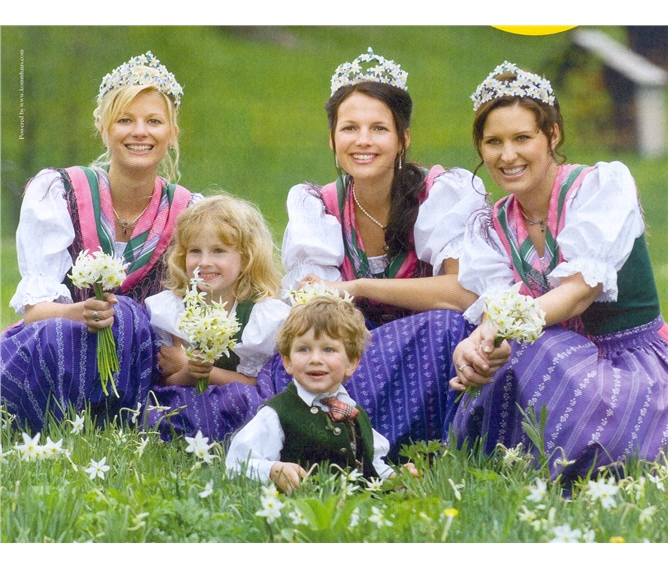 Kalkalpen, Tauplitzalm, zahrada Rakouska a Narcisový festival 2023 - Rakousko - Štýrsko -Bad Aussee, Narzissenfest (Květinové korzo),  půvabné dívky a květiny patří k sobě