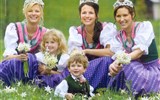 narcisový festival - Rakousko - Štýrsko -Bad Aussee, Narzissenfest (Květinové korzo),  půvabné dívky a květiny patří k sobě