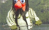Květinové slavnosti v Rakousku - Rakousko - Štýrsko -Bad Aussee, Narzissenfest (Květinové korzo), výtvory z květů plují i po jezeře