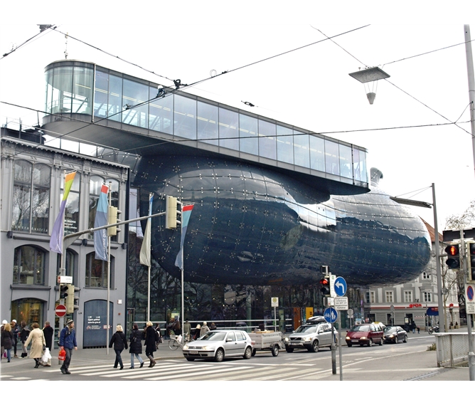 Graz a Vídeň, architektura i koupání - Rakousko - Štýrsko - Štýrský Hradec (Graz), Kunsthaus, také nazývaný Friendly Alien (Přátelský mimozemšťan) má zobrazovat živou hmotu, dokončen 2003, arch. P.Cook a C.Fournier, stálá výstavní síň