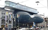 Kouzlo Štýrska rychlovlakem Railjet  a Graz 2021 - Rakousko - Štýrsko - Štýrský Hradec (Graz), Kunsthaus, také nazývaný Friendly Alien (Přátelský mimozemšťan) má zobrazovat živou hmotu, dokončen 2003, arch. P.Cook a C.Fournier, stálá výstavní síň