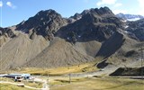 Tyrolské slavnosti shánění stád - Rakousko - horní konec stubaiského údolí - Mutterberg, mezistanice lanovky Fernau (2.300 m)
