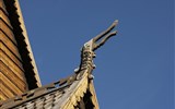Norské fjordy 2023 - Norsko - Lom, roubený kostel se symbolickými dračími hlavami