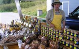 Alsasko a gastronomie - Francie - Alsasko - prodavač krajových specialit (medy, perníky pain d´epices) na parkovišti pod vrcholem Grand Ballon