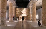 Památky UNESCO a starověké civilizace - Itálie - Benátky - Bienále, výstavní prostory v rozsáhlých halách bývalého středověkého Arzenálu