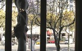 Památky UNESCO a starověké civilizace - Španělsko - Barcelona - Casa Batlló, pohled z prostředka secese do ulice