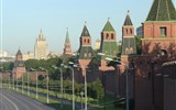 Moskva - Rusko - Moskva - věže Kremlu nad řekou Moskvou