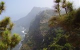 Zájezdy s turistikou - Zájezdy s turistikou - Portugalsko - Madeira - strmé severozápadní pobřeží je schůdné jen po levádách