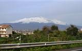 Sicílie a Lipary, země vulkánů a památek UNESCO 2023 - Itálie - Sicílie - Etna ční vysoko nad pobřežní silnicí