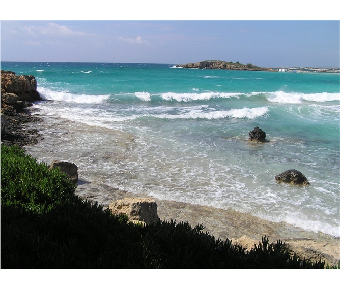 Kypr - sluneční ráj ve středozemním moři 2023 - Kypr - kouzelné pobřeží  kde podle řeckých bájí vystoupila z mořské pěny bohyně krásy Afrodita