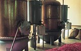 Azurové pobřeží a oblast Alpes Maritimes - Francie - Provence - Grasse, destilační kolony v parfumérii