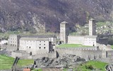 Švýcarské Alpy a horský vláček Bernina Express 2020 - Švýcarsko - Bellinzona - hrad Castelgrande, jeden ze 3 hradů kolem města které jsou od roku 2000 památkou UNESCO