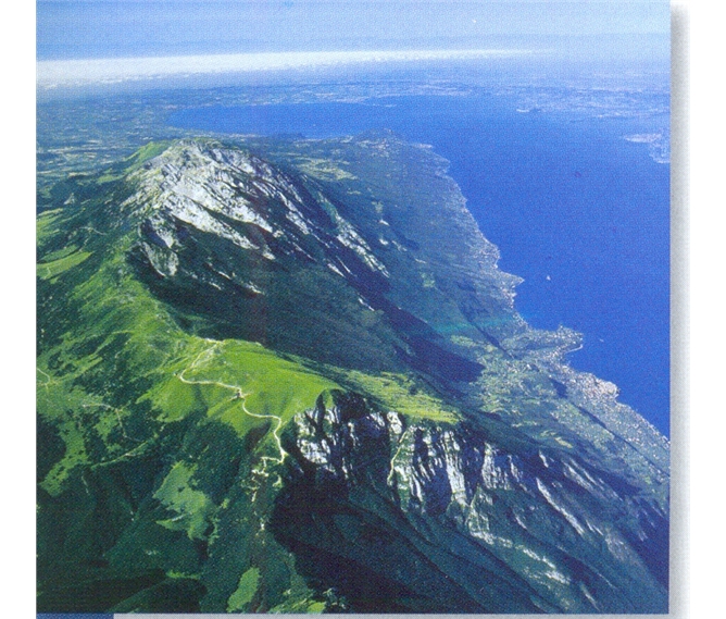 Pohoda na jezeře Lago di Garda - Itálie - Lago di Garda a hřeben Monte Baldo.
