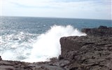 Burren - Irsko - pobřeží v oblasti Burren, příboj se stále tříští o skály