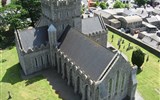 Irsko a Severní Irsko letecky II  - Irsko - katedrála v Kildare, pohled z Válcové věže (Round Tower)
