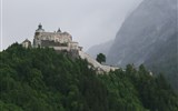 Ledové království a Gasteinertal - Rakousko -  hrad Hohenwerfen, v horách nad ním jsou známé ledové jeskyně Eisenriesenwelt