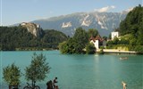 Slovinsko, hory, moře a jeskyně podzim 2022 - Slovinsko - Bled - Bledské jezero, hluboké až 45 m, 2,1 km dlouhé, vtékají do něj minerální prameny