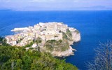 Jižní Itálie a ostrov Ponza - Itálie - Lazio - Gaeta, založena jako řecká kolonie, s masivním hradem nad městem