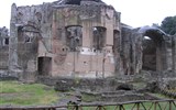 Hadriánova vila - Itálie - Tivoli - Hadriánova vila, typické jsou betonové klenby kopulí, Římané beton totiž dobře znali a využívali