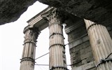 Řím, Vatikán, Ostia Antica po stopách Etrusků letecky s koupáním 2023 - Itálie - Řím - Nervovo fórum, dva nádherné korintské sloupy v jeho JV zdi