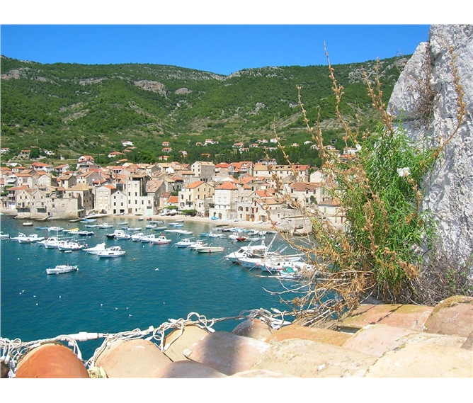 Ostrov Vis, poklad Dalmácie 2023 - Chorvatsko - Komiža - přístav ve městečku s zářivě modrou vodou