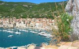 Ostrov Vis, poklad Dalmácie 2023 - Chorvatsko - Komiža - přístav ve městečku s zářivě modrou vodou