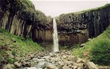 Island - Island - Svartifoss, vodopád na čedičovém skalním stupni se sloupcovitým rozpadem horniny 