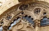 Florencie, Toskánsko, perla renesance a velikonoční slavnost ohňů 2024 - Itálie - Florencie - Orsanmichelle, detail kružby oken