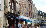 Vannes - Francie - Bretaň - Vannes, roubené domy a kavárničky v centru