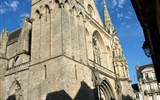 Vannes - Francie - Bretaň - Vannes, katedrála sv.Petra, vlevo románská věž ze 13.stol., fasáda průčelí neogotická, 1857