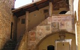 San Gimignano - Itálie - Toskánsko - San Gimignano - San Gimignano, nádvoří Museo Civico, 1323, fresky s erby