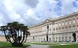 Neapolský záliv - Itálie - Caserta - královská zámek postavený neapolskými Bourbony v letech 1752-80, baroko