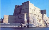 Neapolský záliv - Itálie - Neapol - Castel dell´Ovo (Vaječný hrad) postavený na malém ostrůvku Megarides