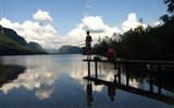 Slovinsko - Putování, relaxace a turistika v Julských Alpách 2023 - Slovinsko - Julské Alpy - jezero Bohinj, podvečer a rybář