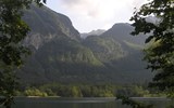 Bohinjské jezero - Slovinsko - Julské Alpy 478 - strmé štíty se tyčí přímo nad Bohinjským jezerem