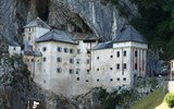 Slovinsko, hory, moře a jeskyně na jaře 2023 - Slovinsko - Julské Alpy - Predjamsko grad, nejznámější vlastníkbyl loupeživý rytíř Erasmus Lueger (15.stol.)