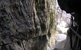 Slovinsko - Slovinsko - Škocjanské jeskyně, dole bouří Reka, na povrch vystupuje po 40 km u Terstu