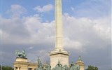 Városliget - Maďarsko - Budapešt - Náměstí Hrdinů, památník mad.státnosti, nahoře archanděl Gabriel, dole vůdci 7 maďarských kmenů když přitáhli do uherské nížiny