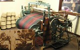 Inverness - Skotsko - Invernes - Scottish Kiltmaker Visitor Centre, stroje na kterých se tkaly tartanové látky na kilty
