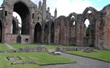 Melrose Abbey - Velká Británie - Skotsko - Melrose Abbey, ruiny cicterciáckého kláštera 1136-96, raná gotika, zničen 1385, obnoven a opět zničen 1554