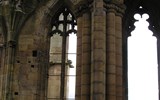 Melrose Abbey - Velká Británie - Skotsko - Melrose Abbey, severní transept, postaven po zničení kláštera Richardem II. 1385 