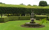 Velká Británie - Velká Británie - Skotsko - Glamis Castle, kolem zámku jsou kouzelné zahrady v italském stylu z roku 1910