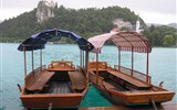Slovinsko - Putování, relaxace a turistika v Julských Alpách 2023 - Slovinsko - Bled, lodičkami je možné doplout na ostrov na jezeře s kostelem Nanebevzetí