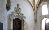 Alcobaça - Portugalsko - Alcobaca, interiér kostela, vchod do sakristie, památka UNESCO